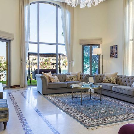 Chic 4Br Villa With Assistant Room And Private Pool On Palm Jumeirah By Deluxe Holiday Homes Dubai Eksteriør billede