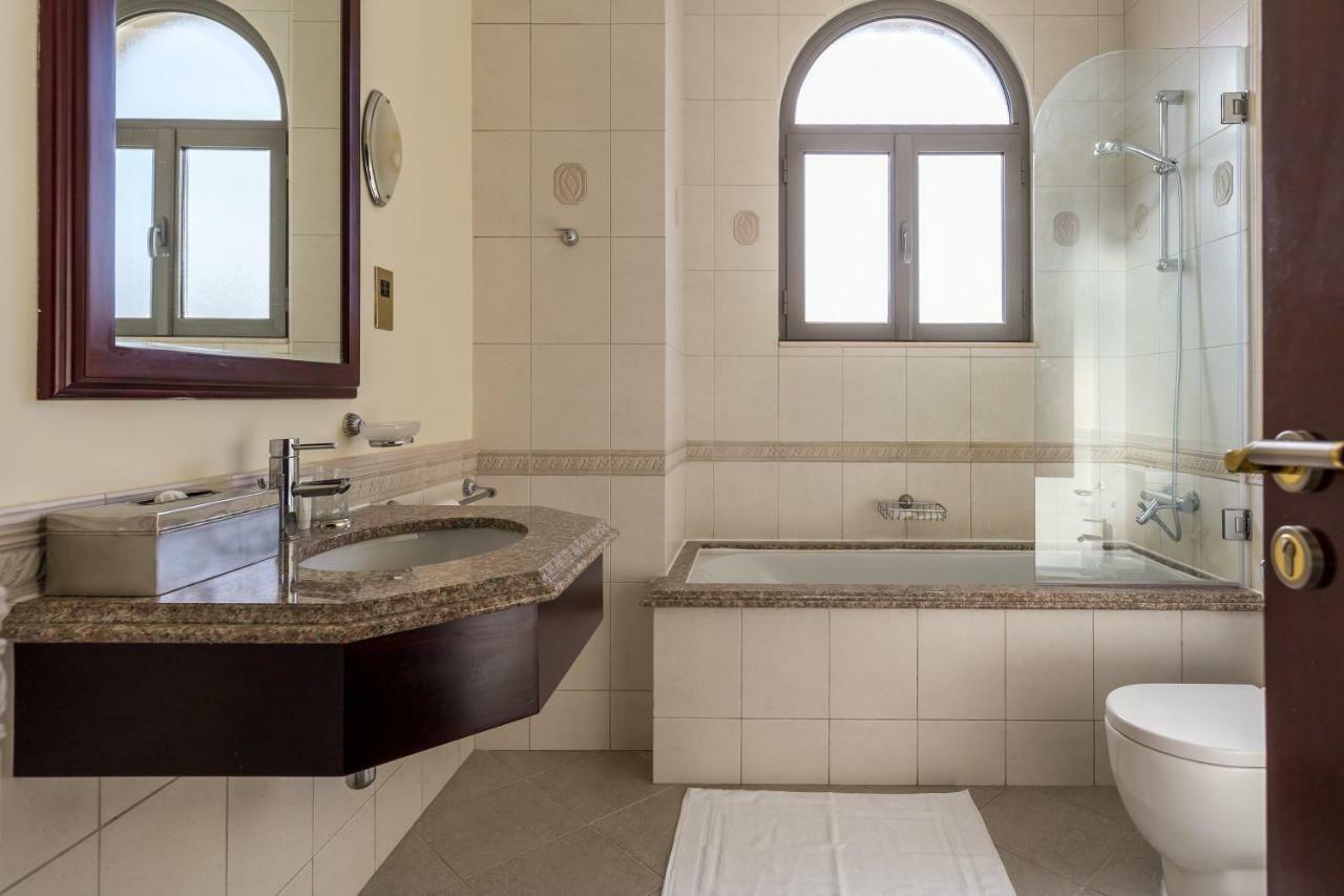 Chic 4Br Villa With Assistant Room And Private Pool On Palm Jumeirah By Deluxe Holiday Homes Dubai Eksteriør billede