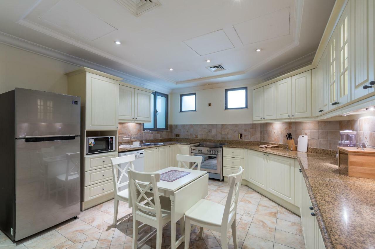 Chic 4Br Villa With Assistant Room And Private Pool On Palm Jumeirah By Deluxe Holiday Homes Dubai Eksteriør billede