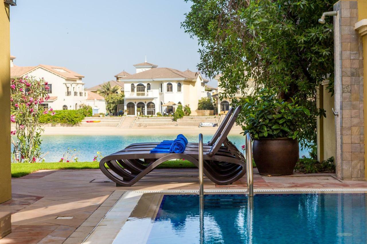 Chic 4Br Villa With Assistant Room And Private Pool On Palm Jumeirah By Deluxe Holiday Homes Dubai Eksteriør billede
