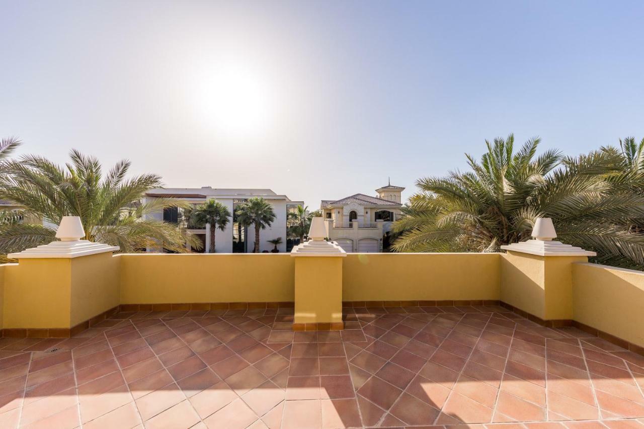 Chic 4Br Villa With Assistant Room And Private Pool On Palm Jumeirah By Deluxe Holiday Homes Dubai Eksteriør billede