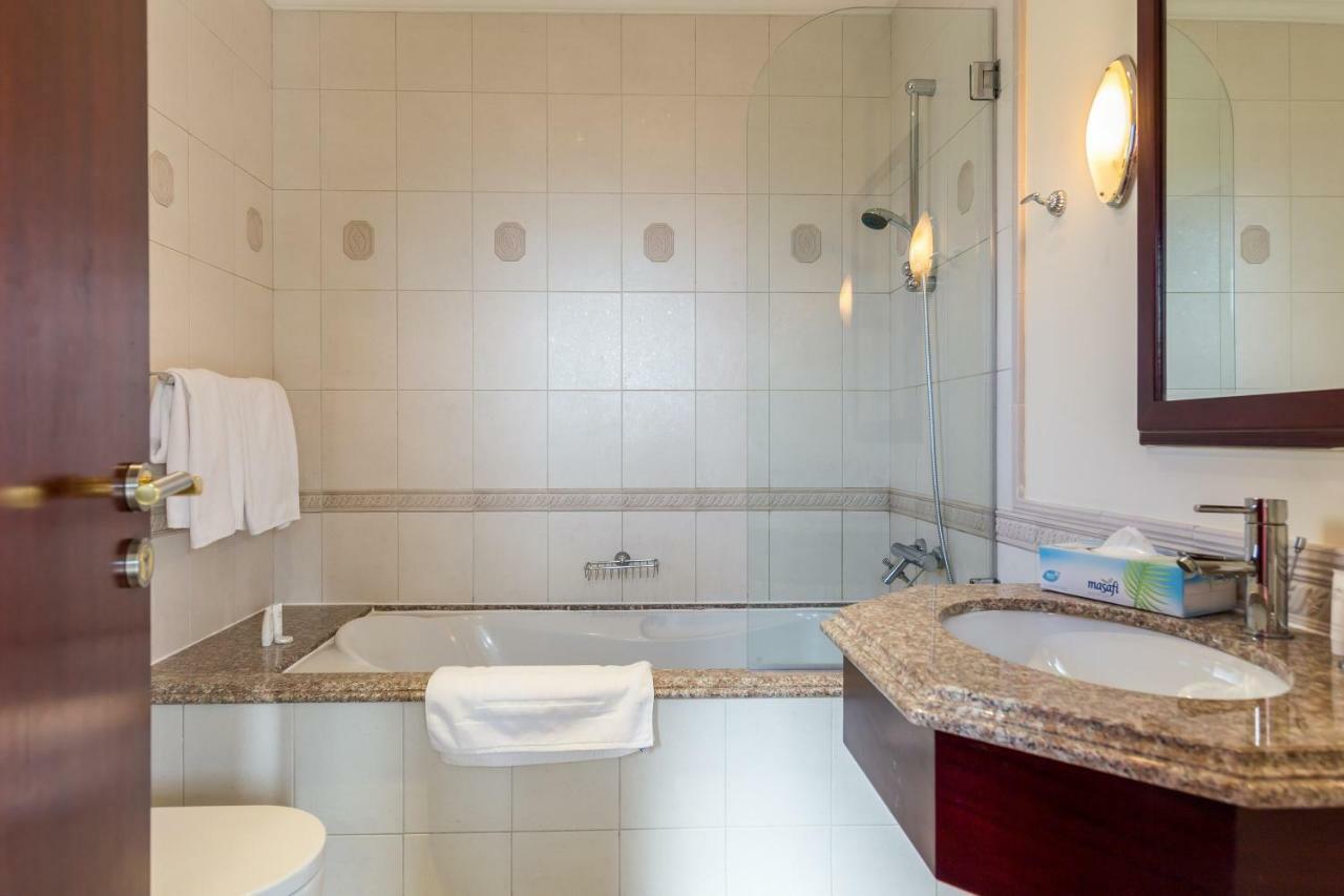 Chic 4Br Villa With Assistant Room And Private Pool On Palm Jumeirah By Deluxe Holiday Homes Dubai Eksteriør billede